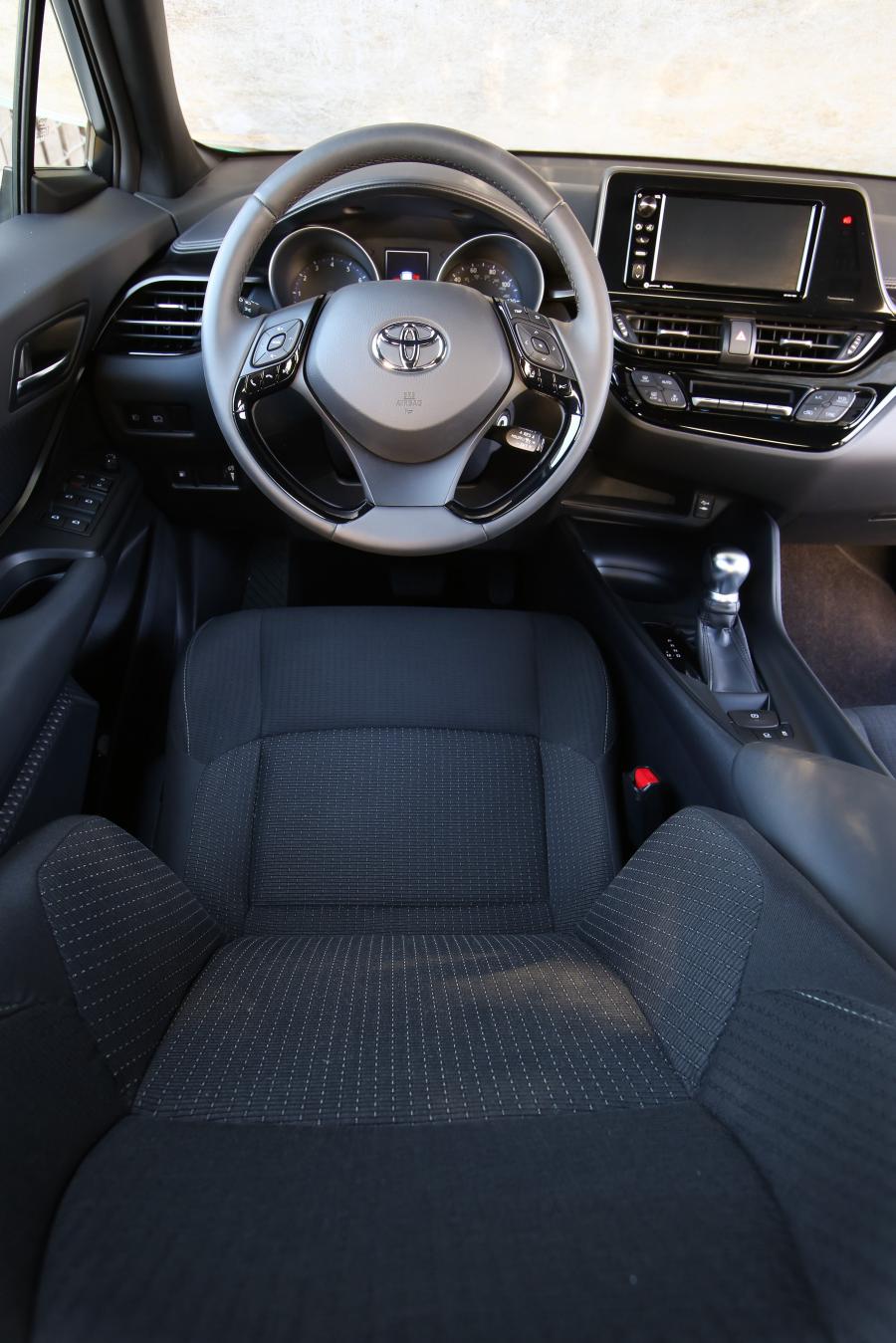 Панель приборов Toyota C-HR R-Code 2017 года  (NA) (фото 4 из 29)